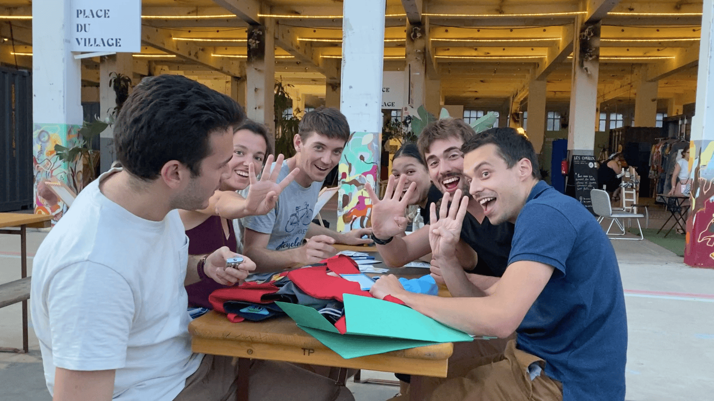 participants à l'escape game sac à dos