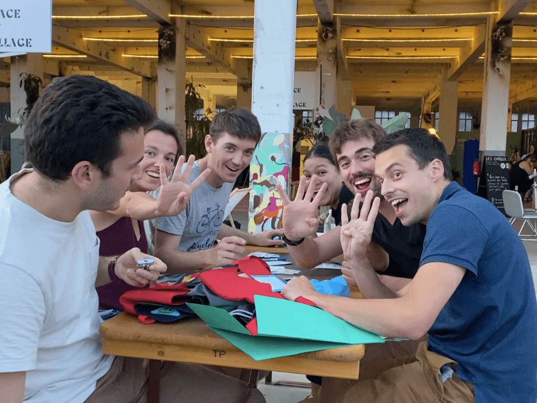 participants à l'escape game sac à dos